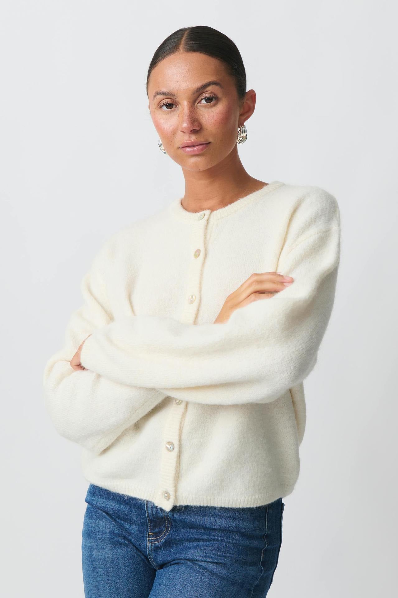 Soft and lazy fleece cardigan with floral buttons and a knitted round neck, versatile for daily use